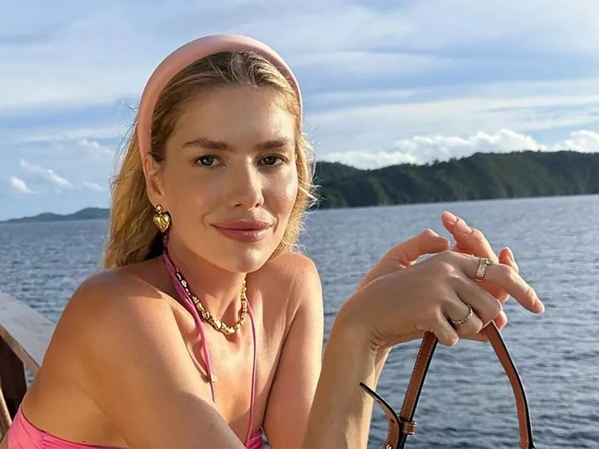 Бывшая супруга российского миллионера позировала только в трусах0