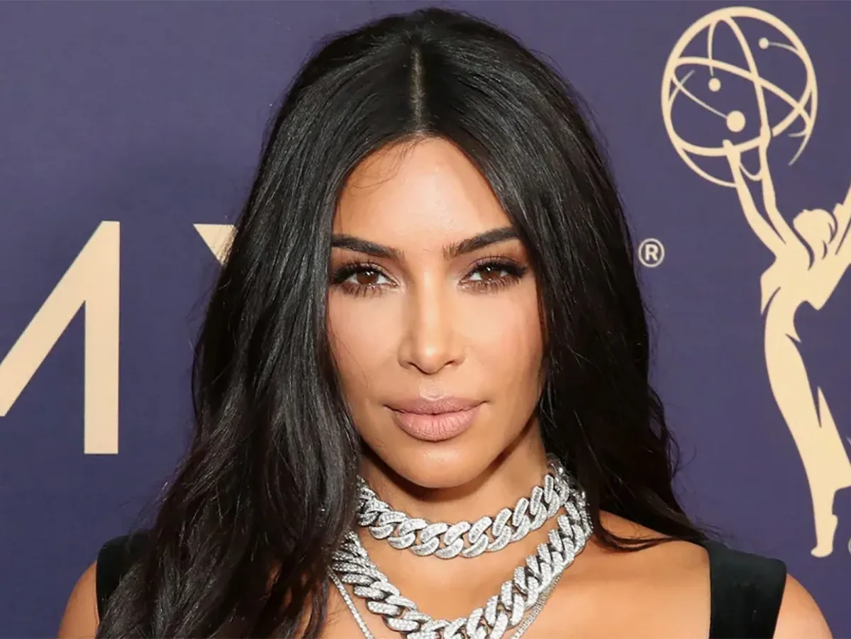 Ким Кардашьян повеселила фанатов откровенным нижним бельём под прозрачным платьем0