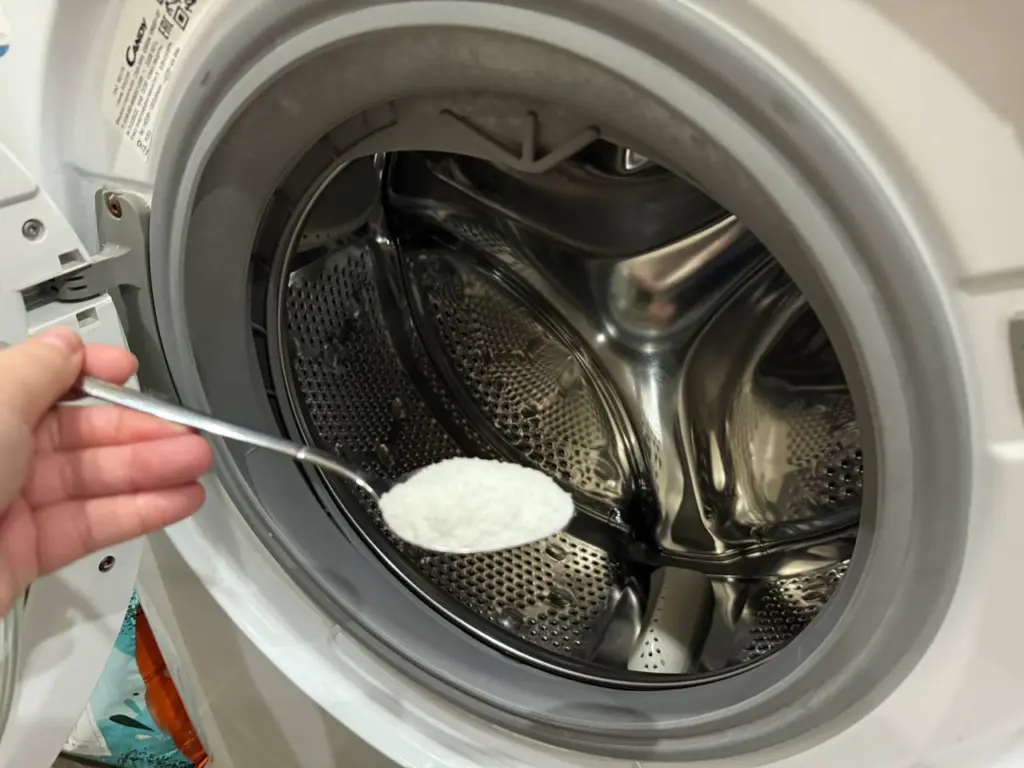 Смешайте сахар с порошком и запустите стиралку: полезный лайфхак на основе науки