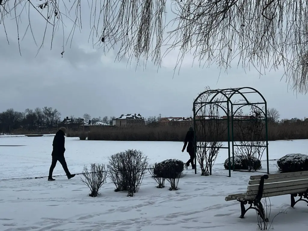 Три простых мазка на подошву — и теперь сапоги не скользят даже на сильном гололеде: хожу по тротуару, как по траве