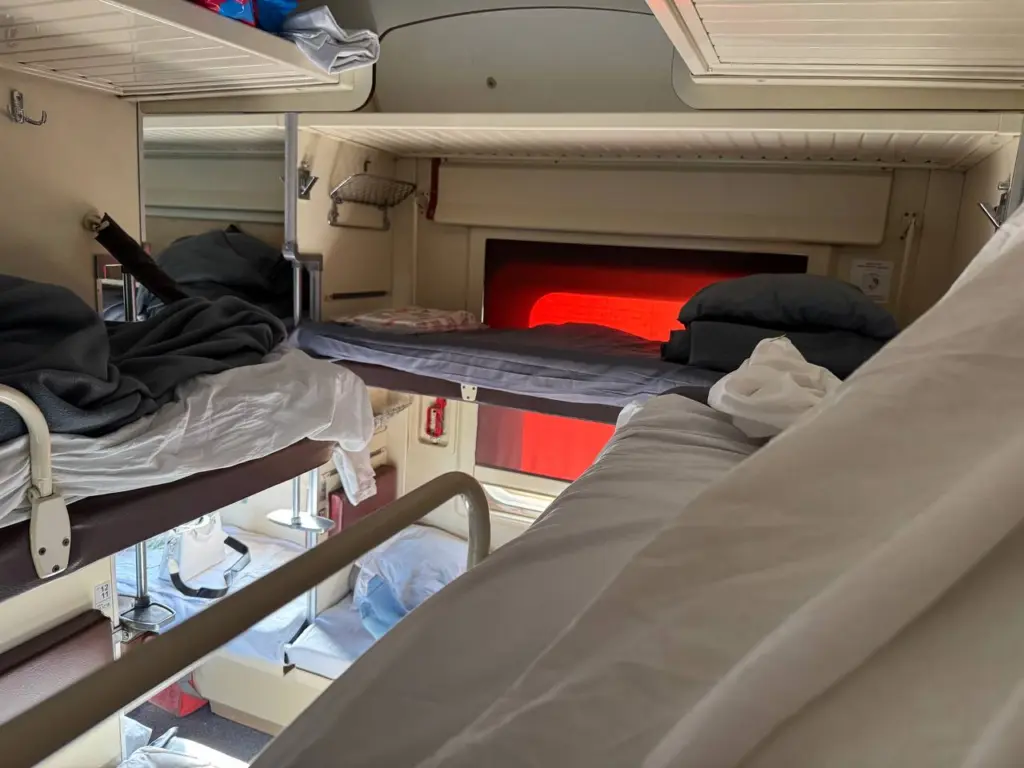 Ужин в вагоне-ресторане: шокирующая правда о питании РЖД и его ценах