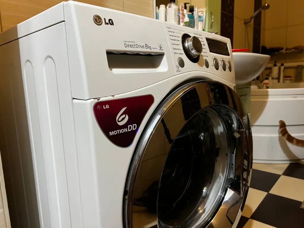 Опытный сантехник дал четкий ответ, можно ли засыпать гель для стирки прямо в барабан