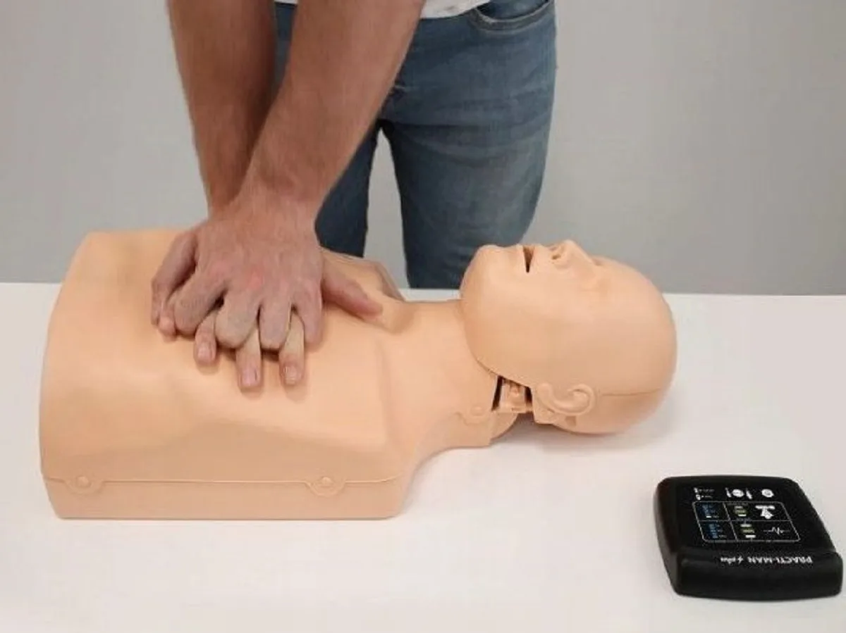 В Новороссийске выставка с окровавленным голым манекеном спровоцировала скандал0