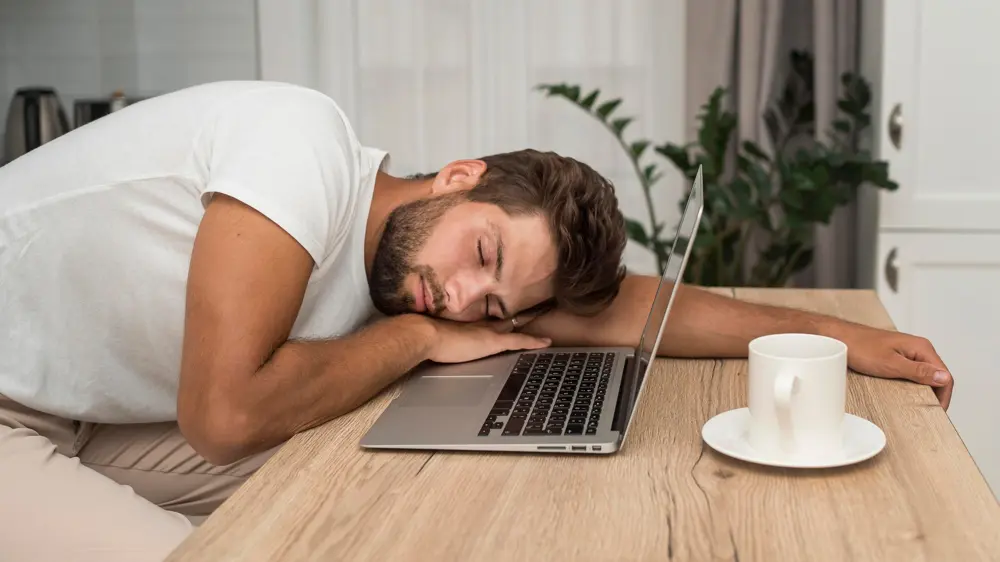 Постоянная усталость и нарушения сна – это не признак возраста, а перегруженный организм