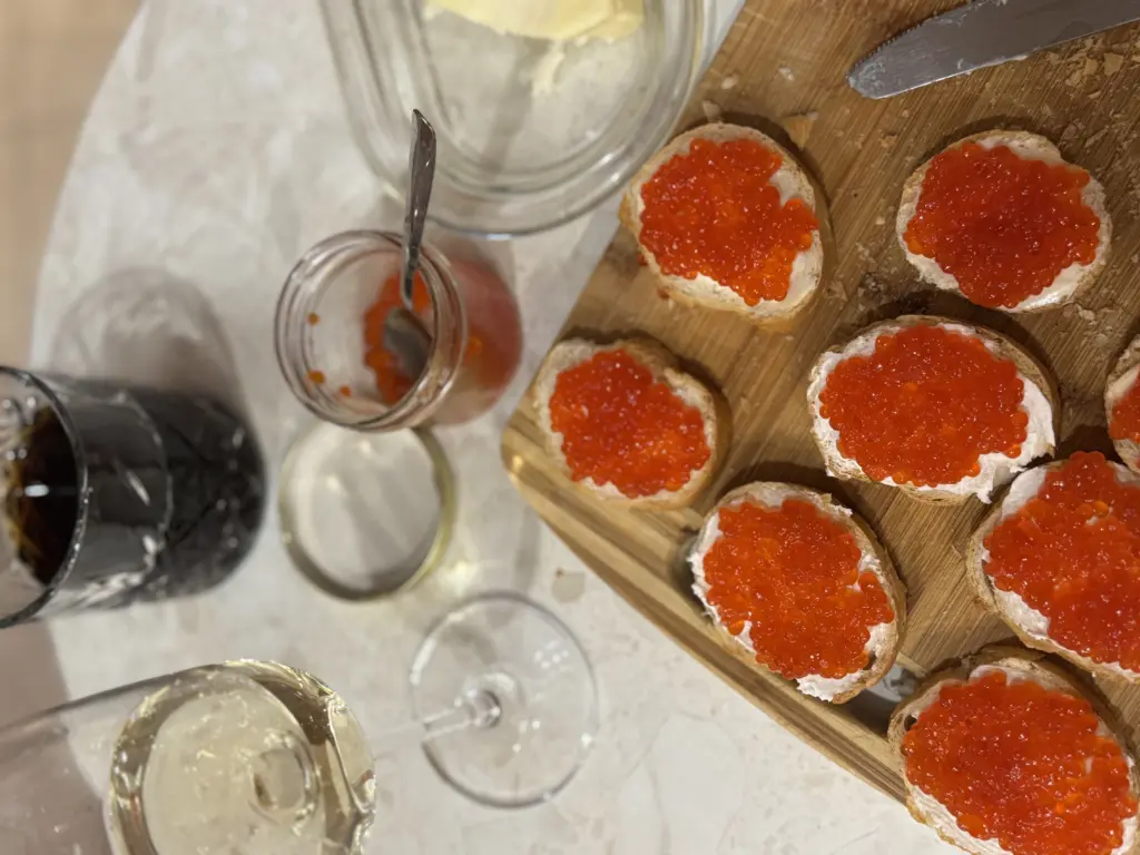 Праздничный Новый год без волнений как выбрать подарки украсить елку и что обязательно подать на стол — Огненная лошадь оценит