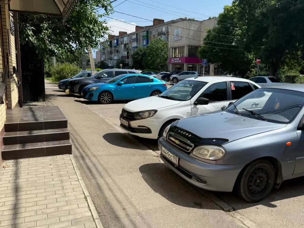 Как правильно поступить, когда инспектор ДПС подходит к вашей машине на парковке с просьбой о документах?