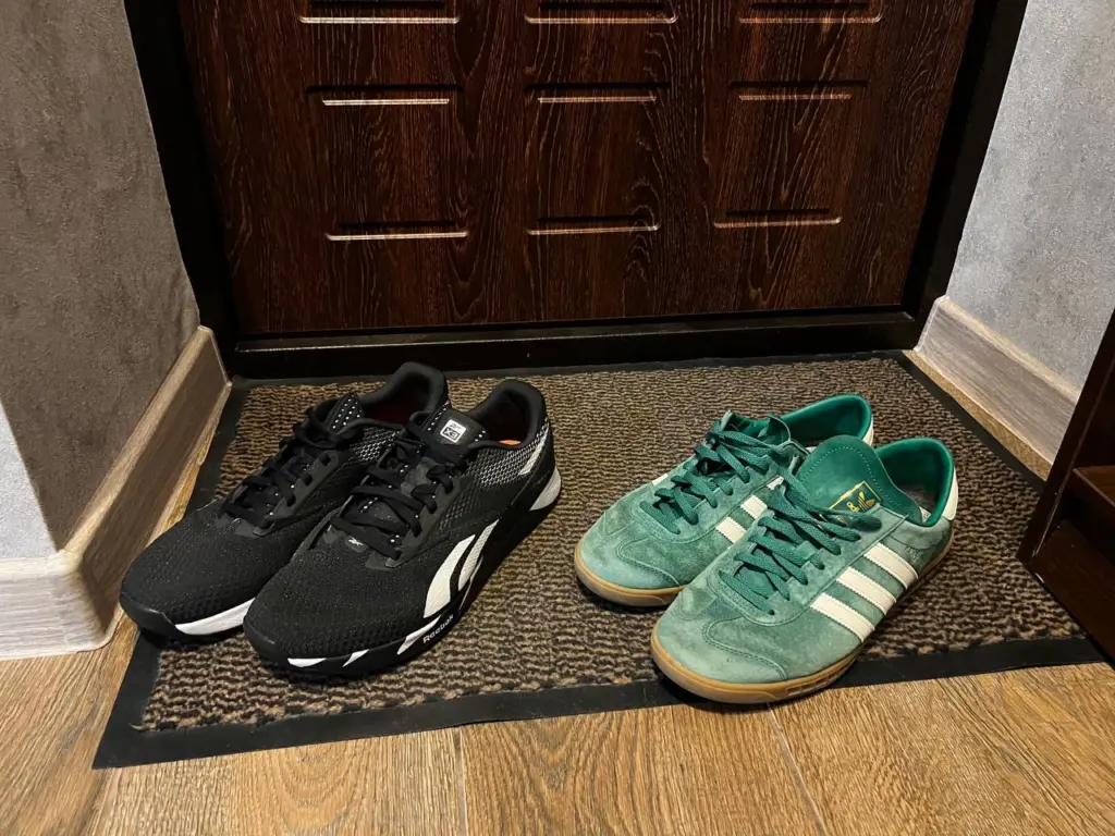 Как сохранить свежесть и избавиться от запаха в обуви: что стоит положить в нее на ночь для комфортного утреннего ношения