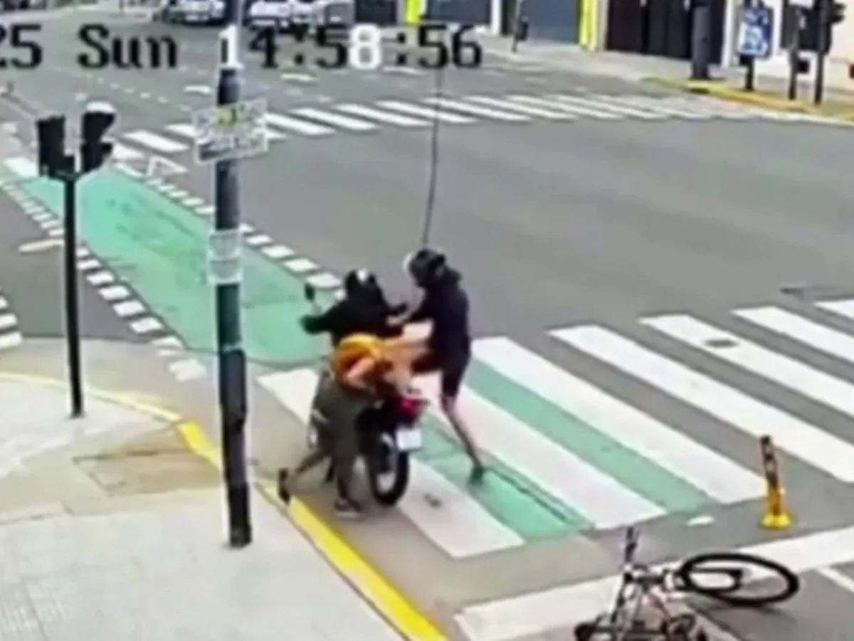 Российская туристка в Аргентине сбросила с мопеда грабителя, поразив пользователей Сети0