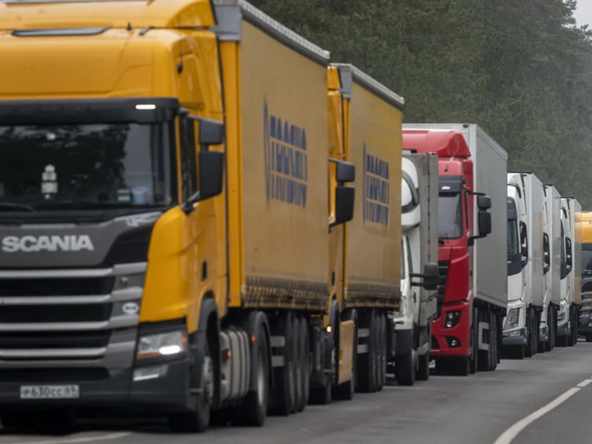 Калининград в заложниках Литва угрожает Лукашенко блокадой из-за 5000 фур на границе а Батька отвечает грубо0