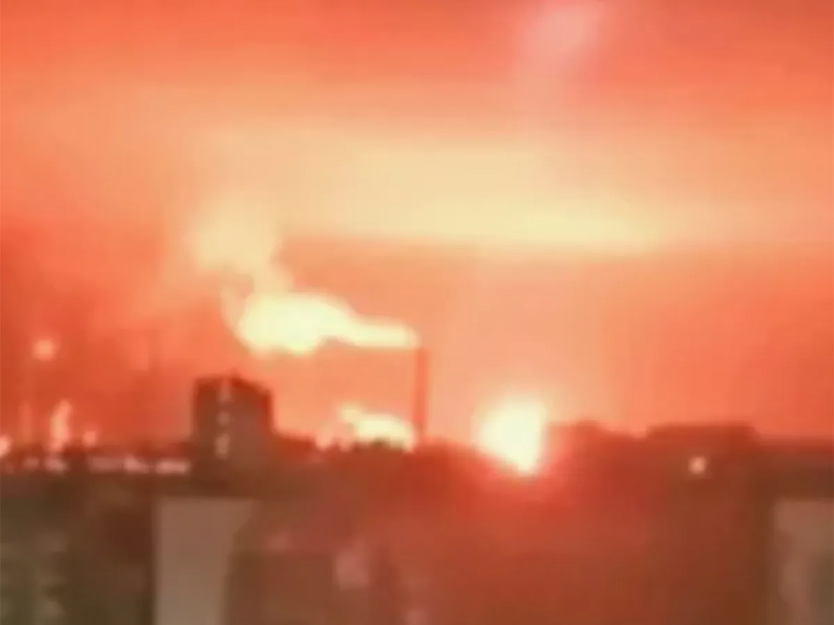 Новороссийск подвергся масштабной атаке БПЛА ВСУ: повреждены жилые здания и нефтебаза0