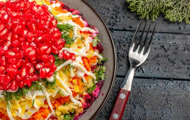 Сытный слоёный салат с свёклой и черносливом – отлично подходит для хранения в холодильнике на протяжении недели