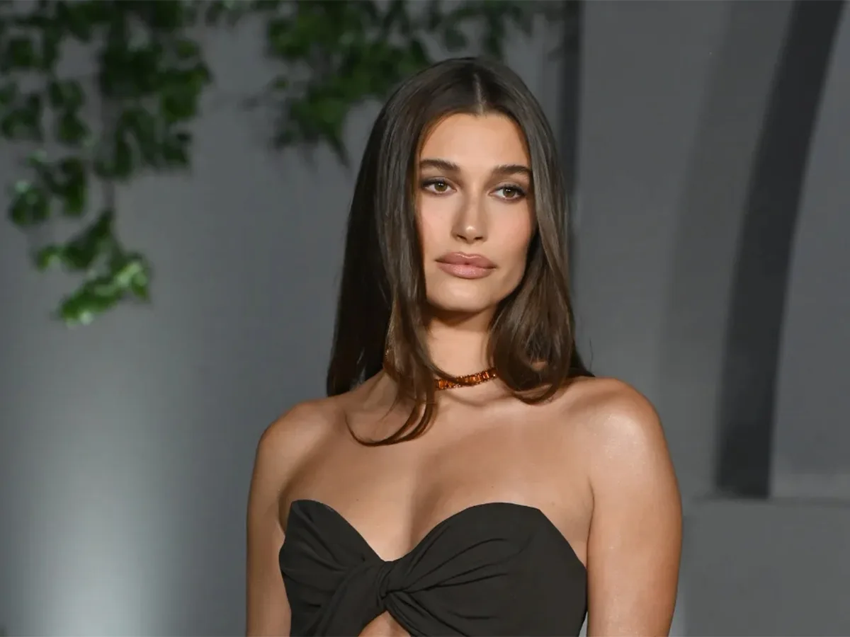 Жена Джастина Бибера поразила всех в прозрачном платье с открытой спиной и стрингами0