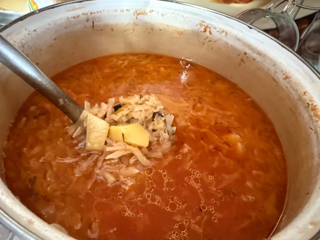 Настоящий борщ, а не свекольный суп: рецепт из книги 1952 года с двумя секретами приготовления