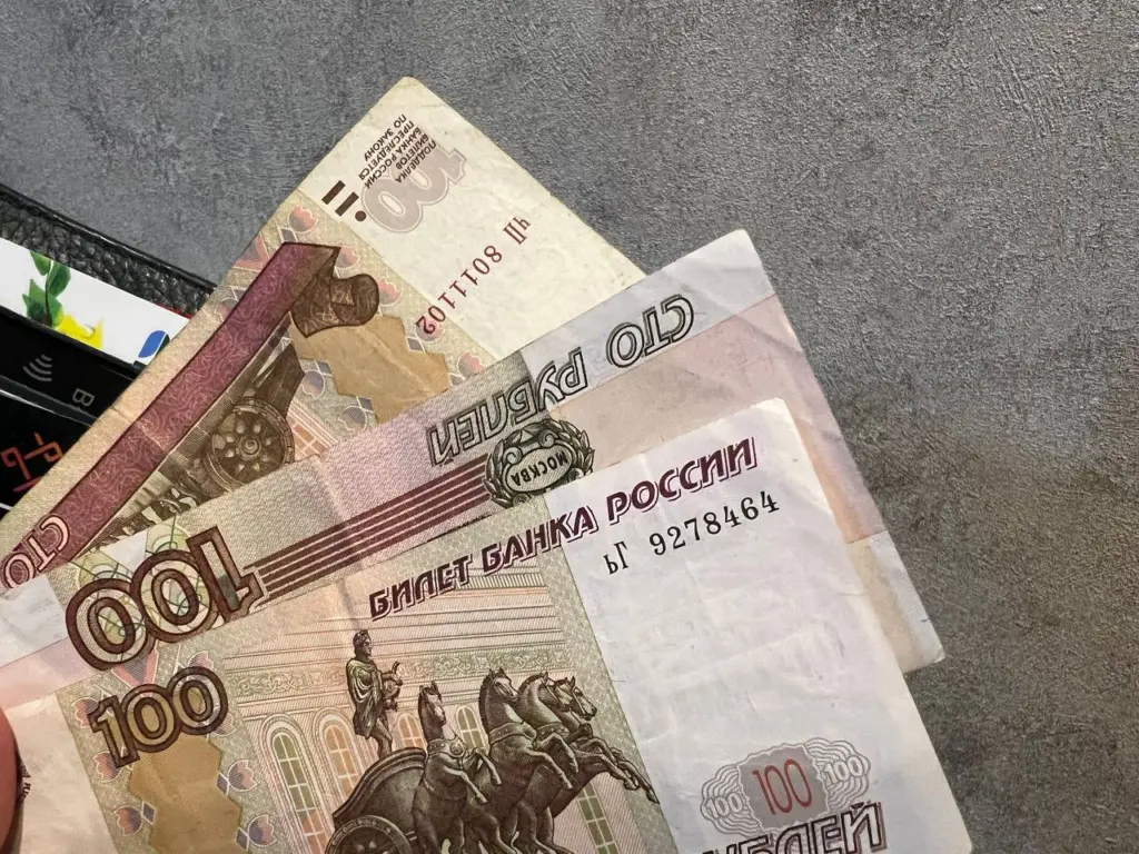 Россияне отказываются от банковских карт и возвращаются к наличным: эксперты объяснили причины этой тенденции