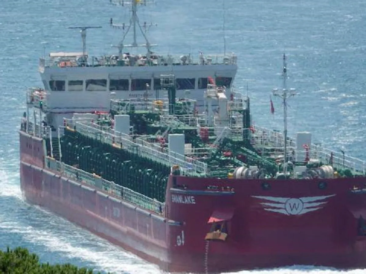 На танкере в Стамбуле отравились трое российских моряков: один из них скончался0