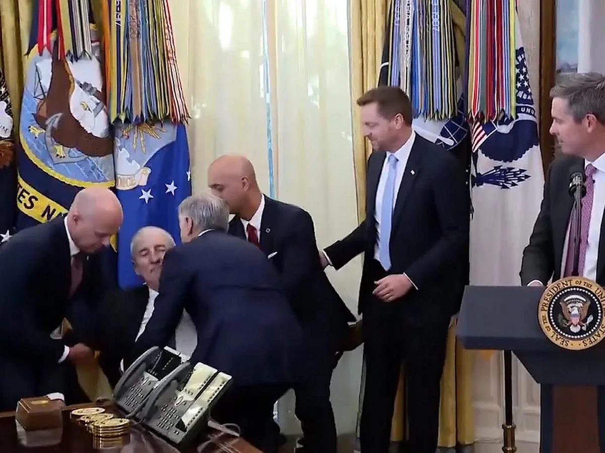 На пресс-конференции с Трампом в Овальном кабинете участник потерял сознание0