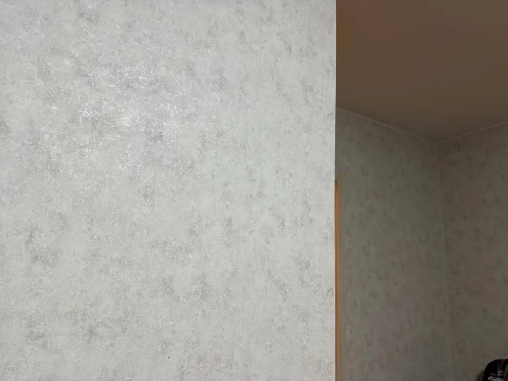 Удаляю старые обои всего за 60 минут: полотно снимается почти полностью — без использования воды и скребка