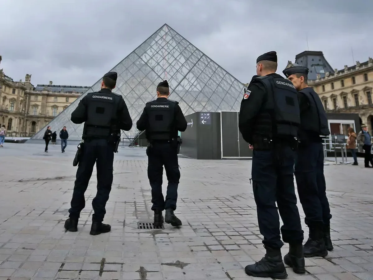 Грабитель Лувра поделился информацией об организаторах с «славянским акцентом»0