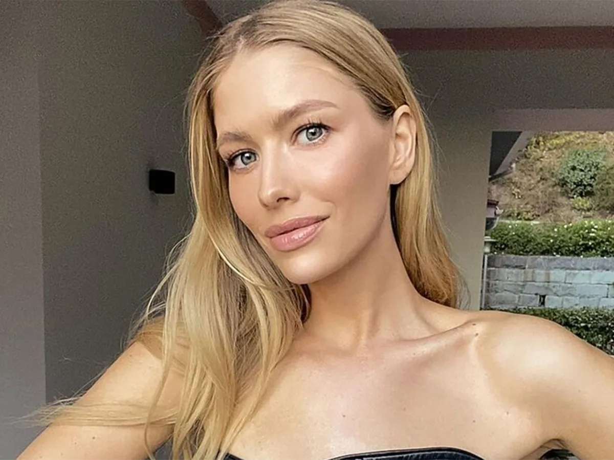 Экс-супруга российского миллиардера появилась в лифте в шубе без одежды под ней0