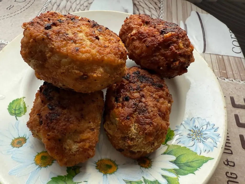 Куриные котлеты с картошкой в сливочном соусе – простое в приготовлении блюдо с сочной текстурой тефтелей