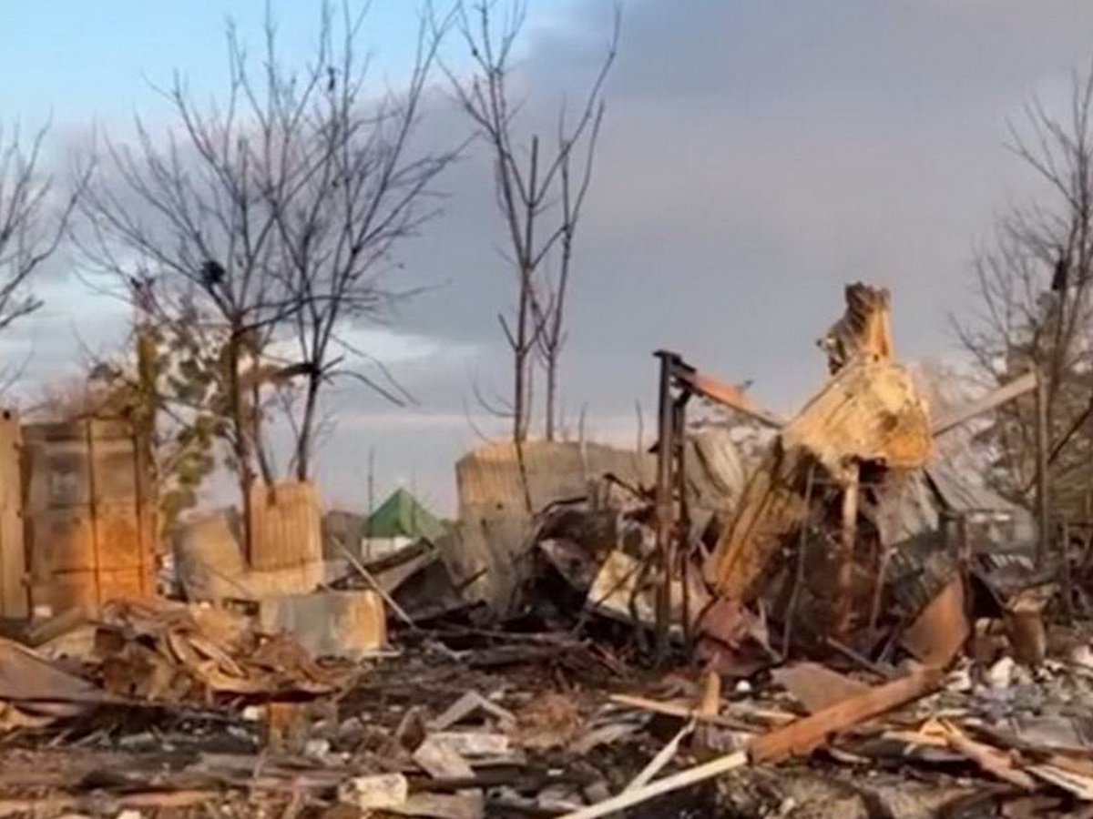 На месте удара «Искандера» по плацу ВСУ — шокирующие кадры последствий0