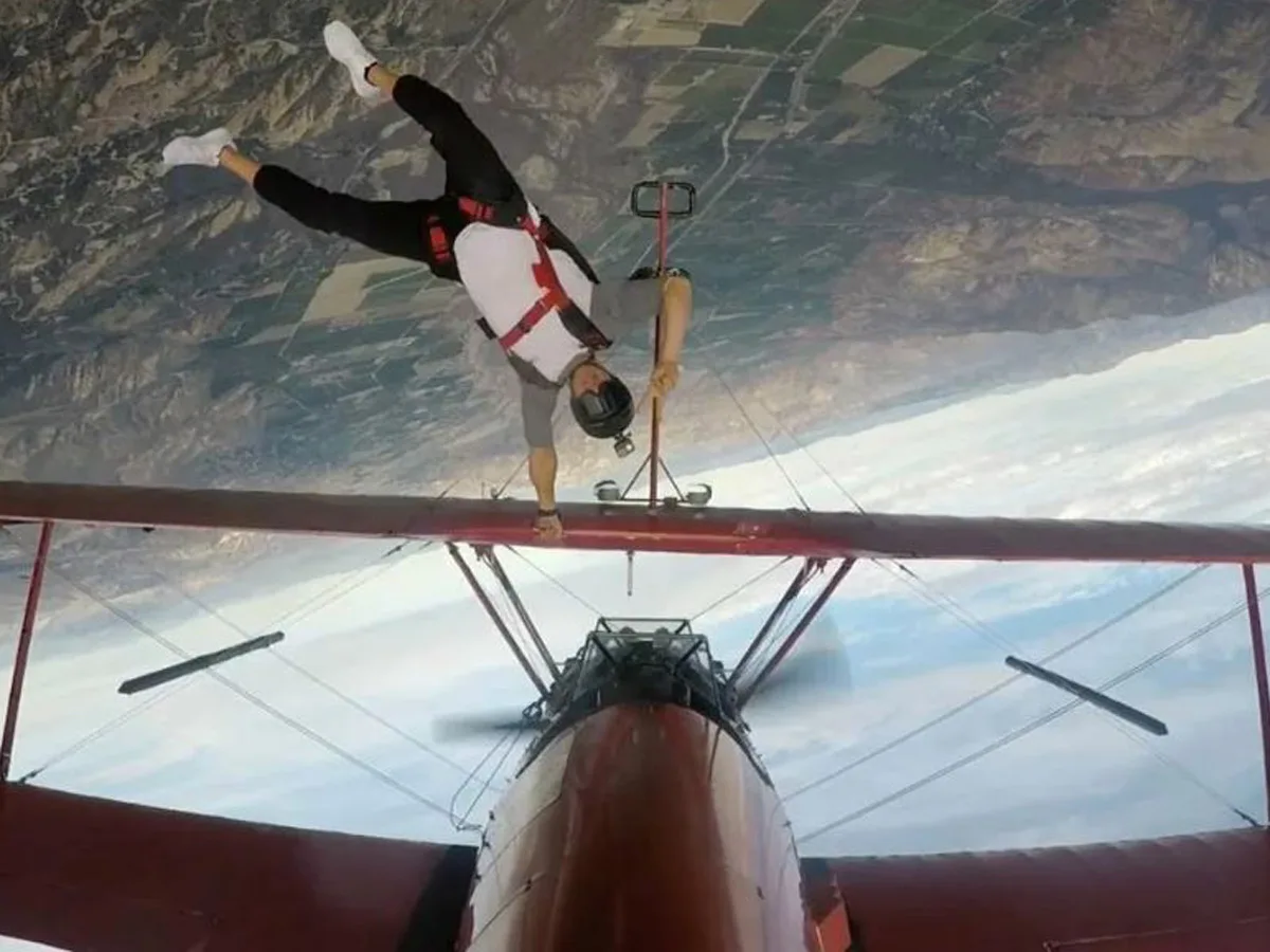 Парашютист, зацепившийся за крыло самолета, оказался в объективе камеры0
