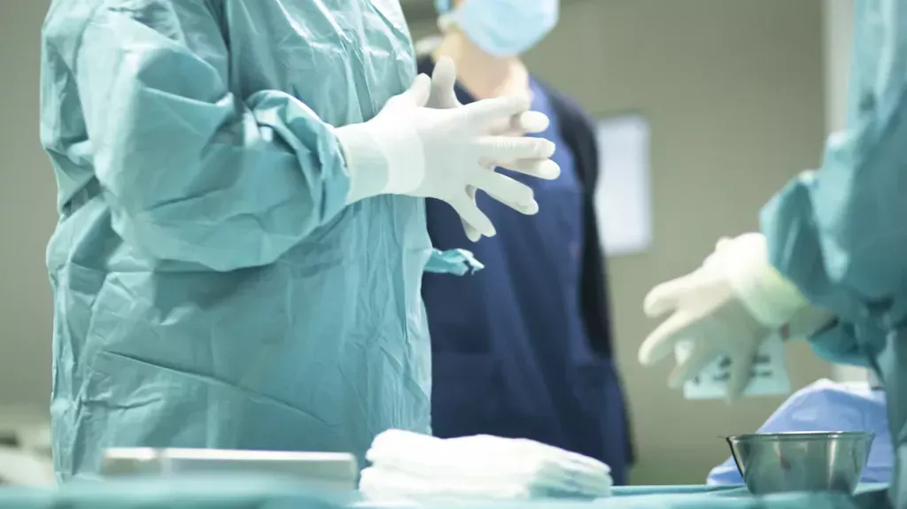 Росздравнадзор расследует обстоятельства смерти пациентки после пластических операций в московской клинике