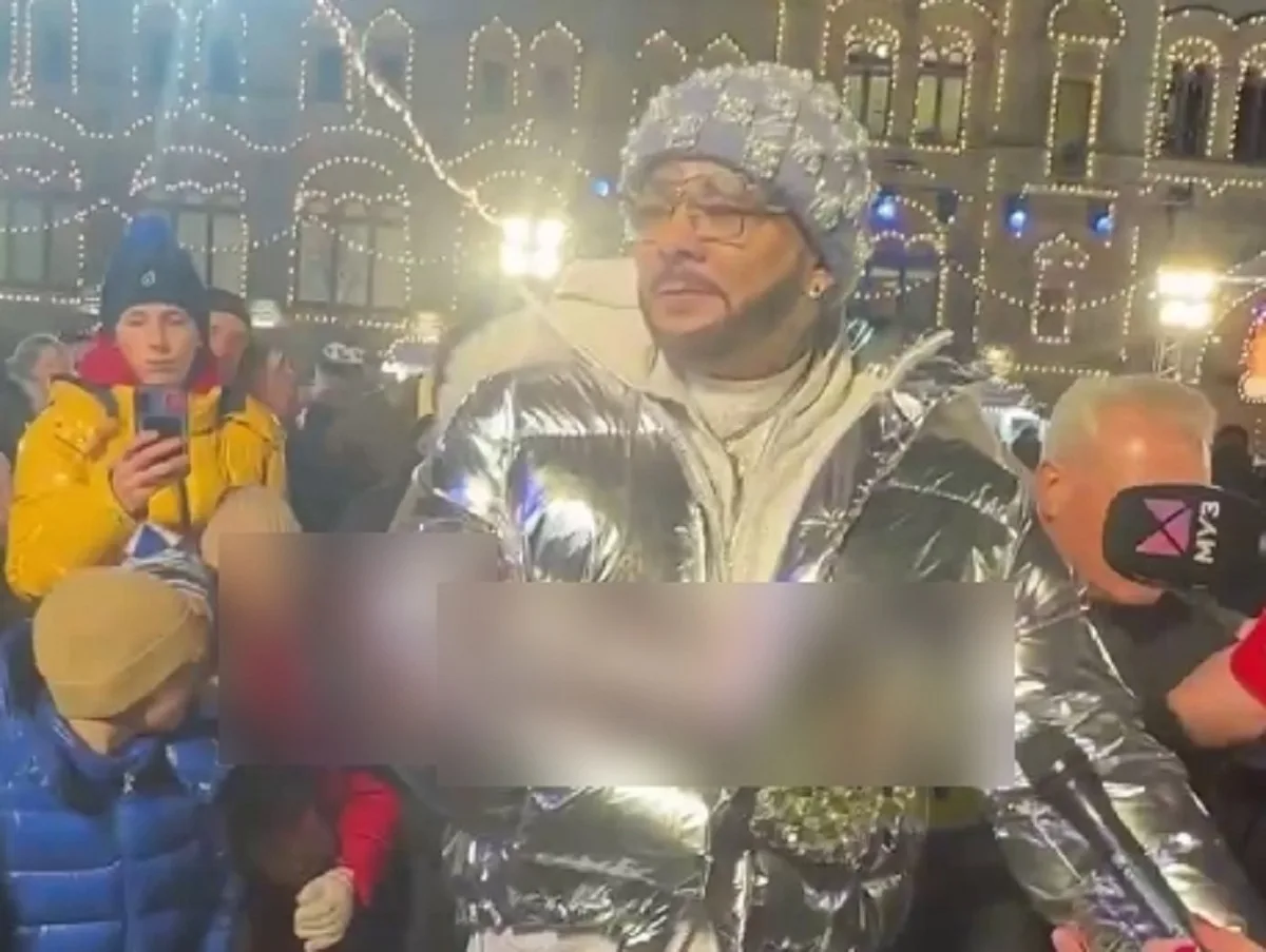 Директор Киркорова устроил драку с блогером на открытии катка в ГУМе из-за оскорблений артисту0