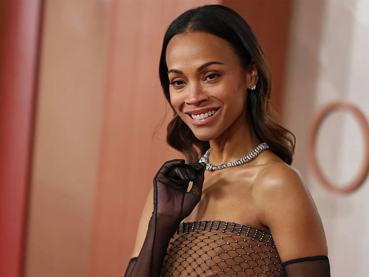 Актриса «Аватара» появилась на страницах Vogue в прозрачном платье и стрингах0