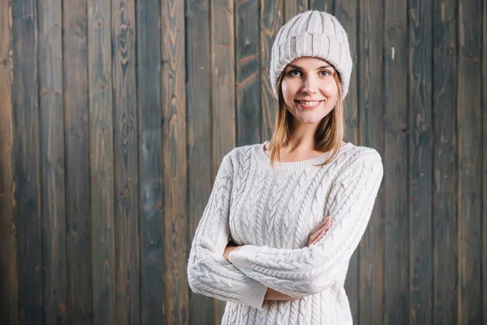 Как не стоит носить шапку: 4 ошибки, из-за которых даже самый дорогой пуховик выглядит дешево