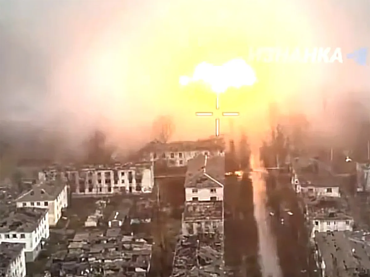 Видеозапись мощного взрыва гостиницы с участием боевиков ВСУ в ДНР0