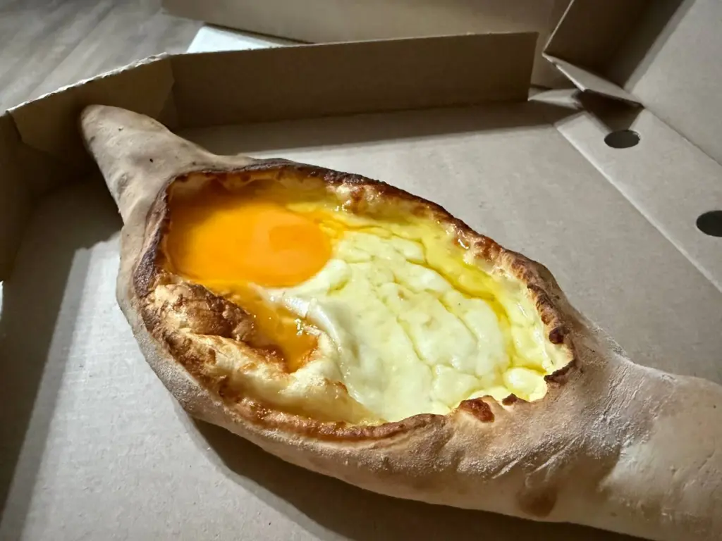 Хачапури на сковороде: быстрый и легкий зимний завтрак по рецепту московского шефа