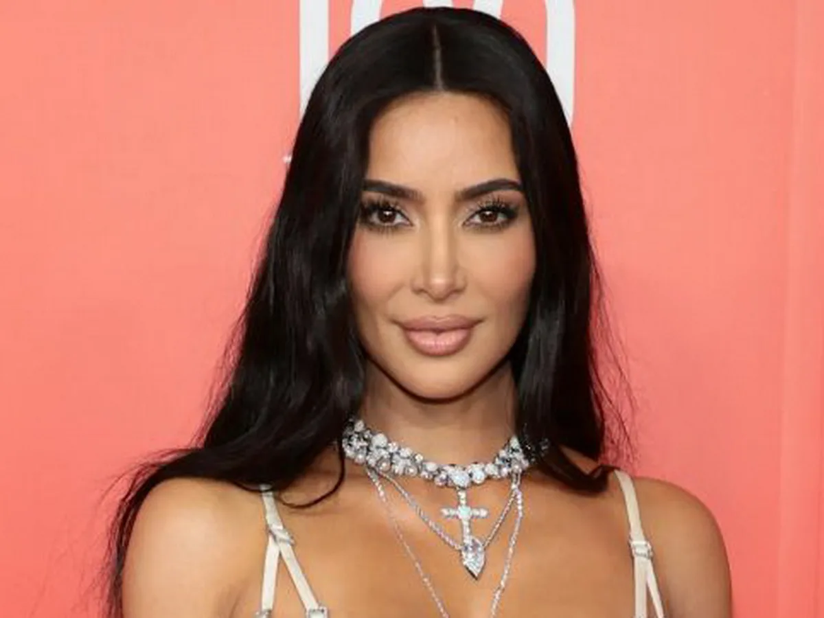 Ким Кардашьян поделилась снимком в ультракоротком бикини0