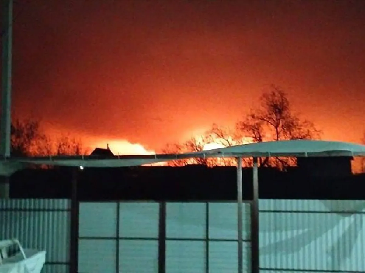 Беспилотники Украины нанесли удар по нефтеперерабатывающему заводу в Рязани, один из них столкнулся с жилым домом0