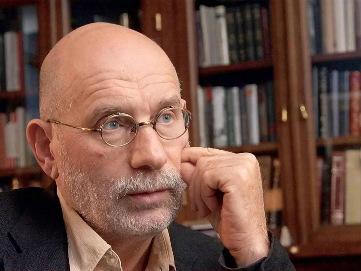 Писатель Акунин получил 15 лет колонии строгого режима0