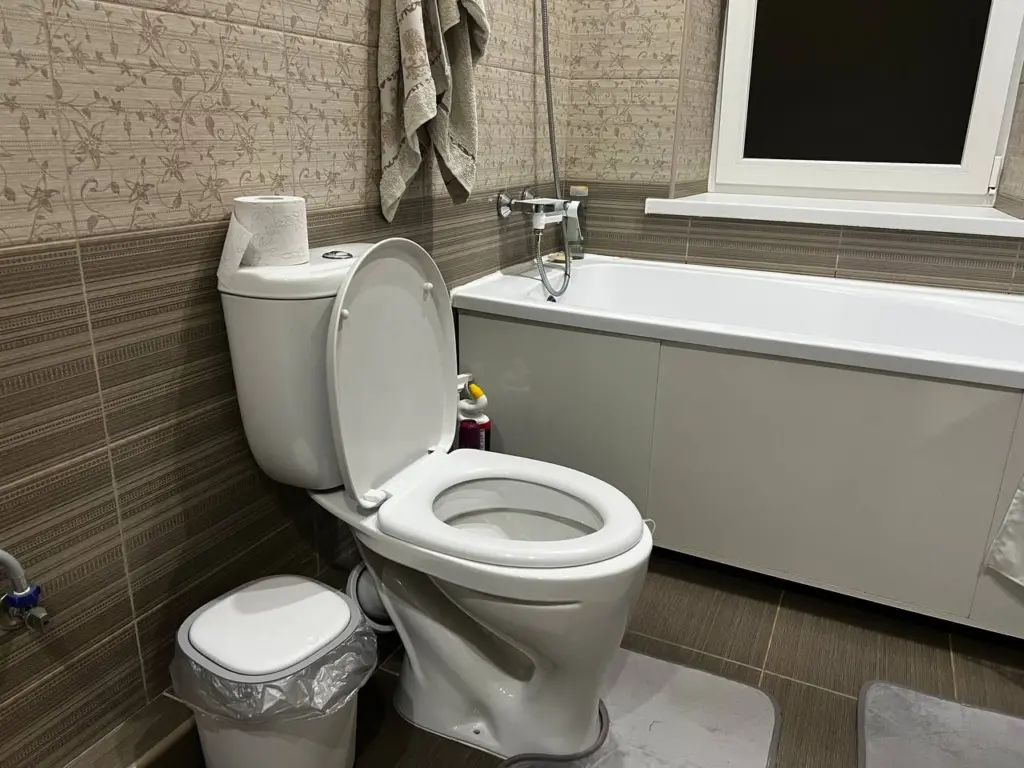 Сломали стену для труб? Когда по ЖКХ должны восстановить ремонт в ванной комнате