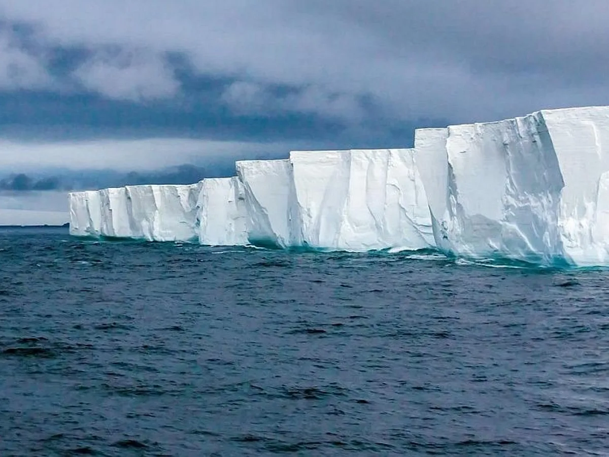 Роскосмос представил снимки крупнейшего айсберга А23а после его раскола0