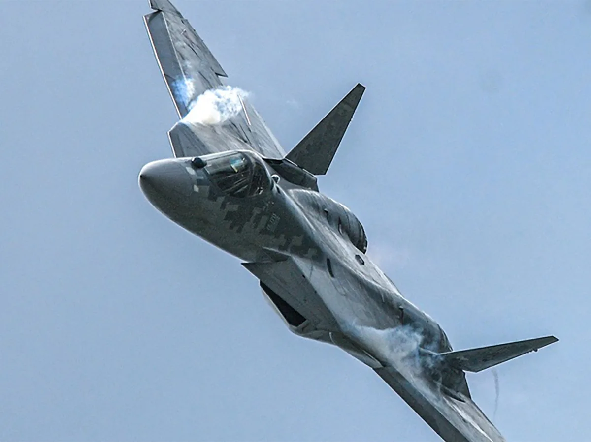 Удивительный маневр Су-57 продемонстрирован в новом видео0