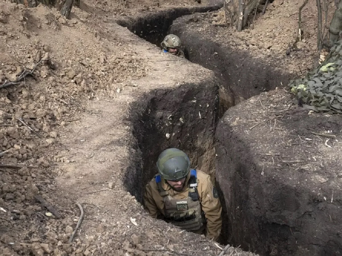 Военные ВСУ в Северске сдали в плен командира ВС РФ, притащив его на проволоке0