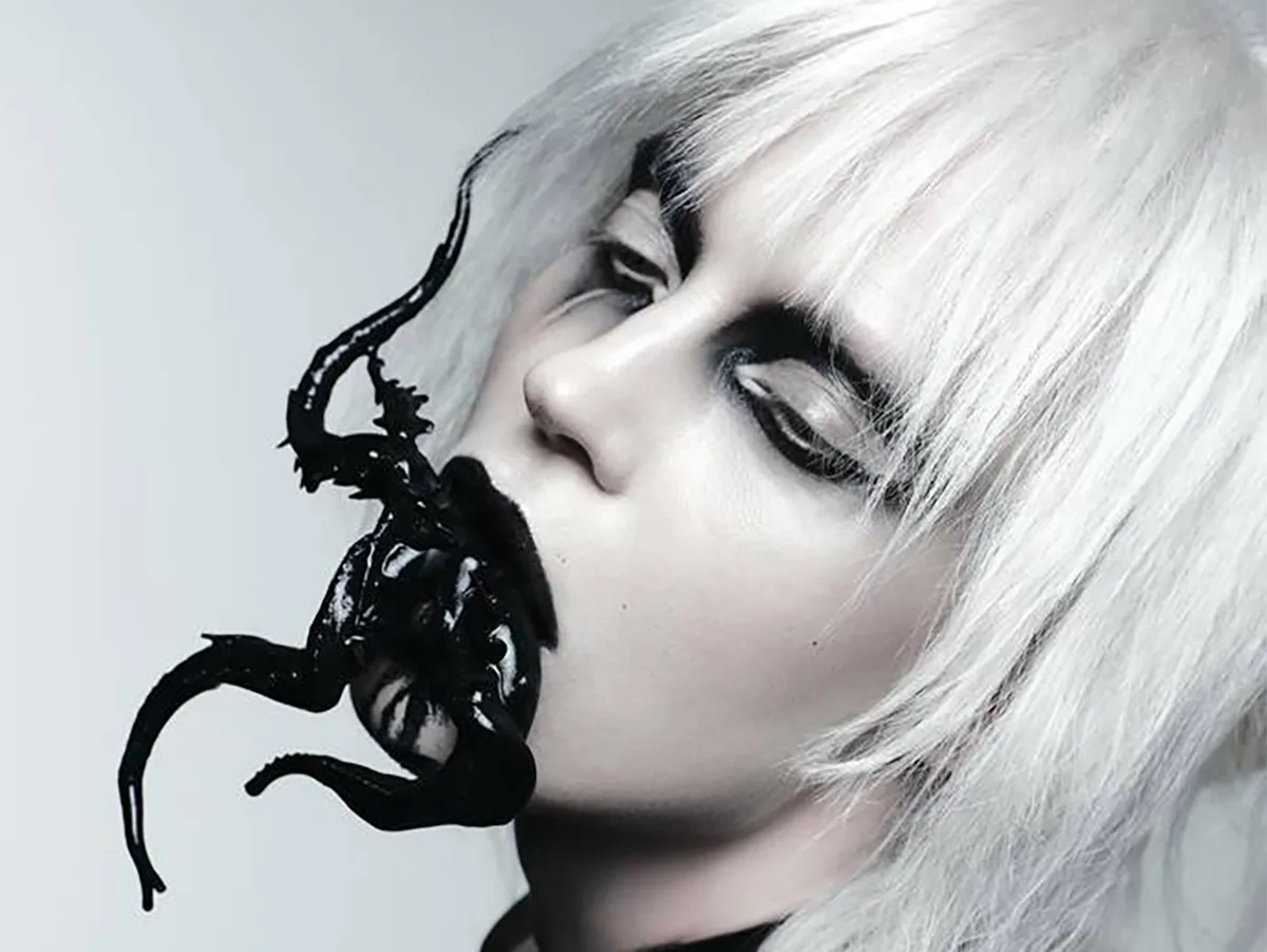 Глюкоза удивила публику киберпанк-кроликом без одежды с задней стороны0