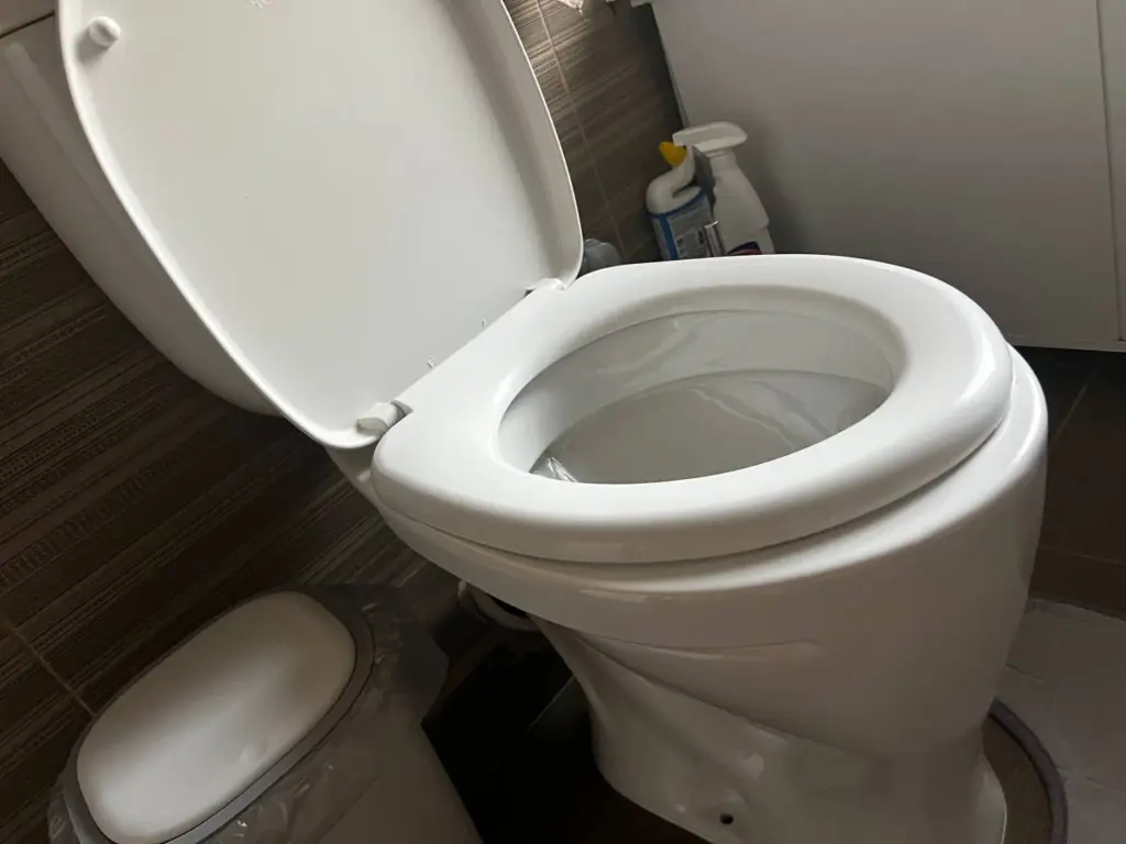 Как избавиться от запаха канализации в доме: простая процедура с унитазом, которая устраняет проблему за 10 секунд