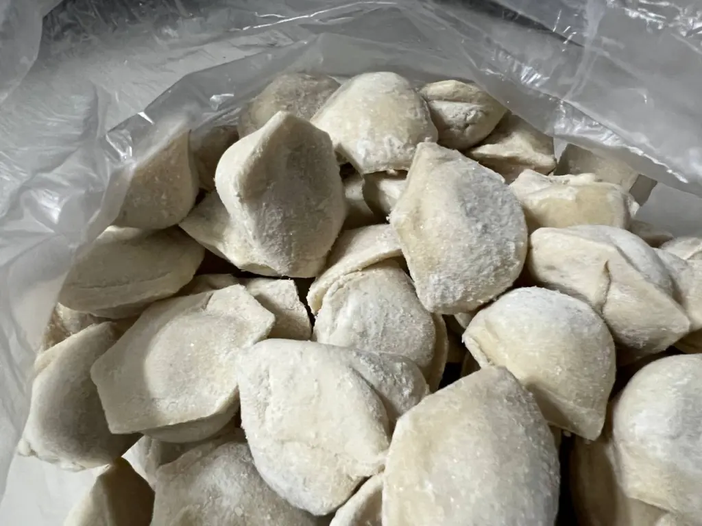 Не «лаврушка» и не соль: секрет на миллион — 2 ложки в кастрюлю — и ваши пельмени будут эластичными и не распадутся при варке