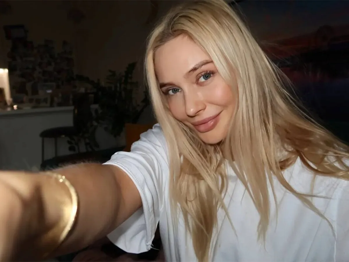 Звезда сериала «Универ» продемонстрировала свою фигуру в облегающем мокром платье с глубоким декольте0