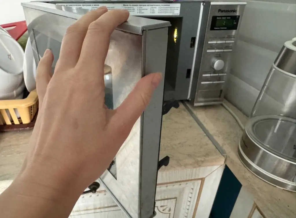 Как быстро и без химии очистить микроволновку за 5 минут: ставлю миску с «кипящей водой» и этим продуктом — и чистота без усилий