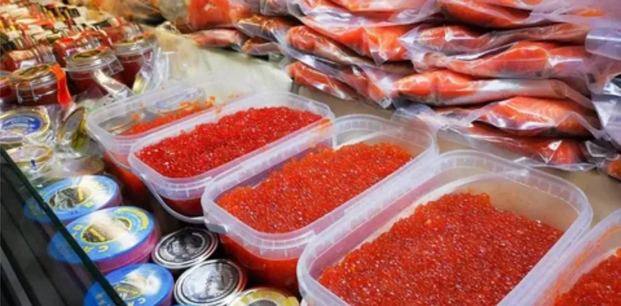 Россиян призвали отказаться от покупки красной икры с добавкой Е239